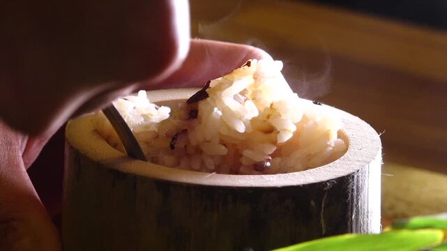 Korean traditional food bamboo tube rice Daetongbap healthy meal K-food cooking 대한민국 한국 전통 대나무통밥 대통밥 대나무에 밥짓는 전통밥 재래음식 건강식 로컬푸드 케이푸드 밥 쌀 잡곡 영양밥 보양식 약식동원 솥밥 찜기 가마솥 주방 식당 맛집 비법 은은한 향 대나무통 담양 특산물 전통의 맛 깊