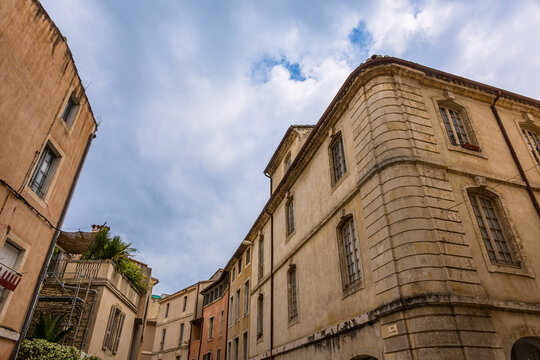 Dans les rues de N&icirc;mes dans le Gard en France