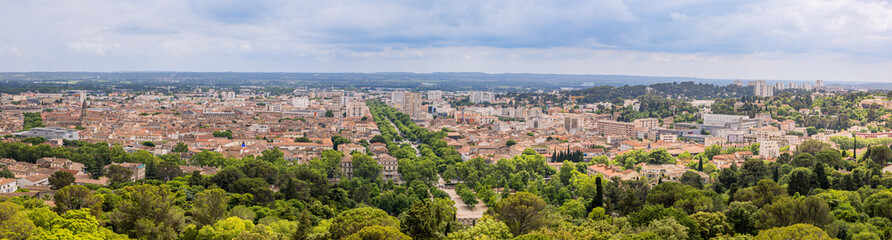 Obraz premium Panorama de la ville de Nîmes vue depuis la Tour Magne dans le Gard en France