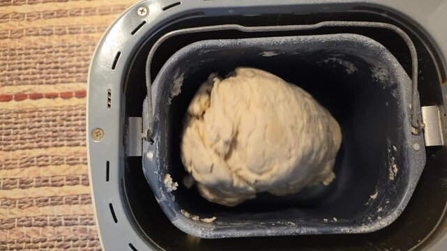 Kneading dough in bread maker with sound
