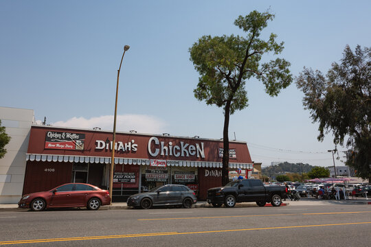 Dinah&rsquo;s Fried Chicken, an eatery built in 1967. Glendale, California, August 2020