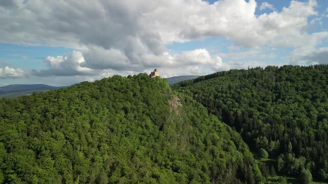 Zamek Chojnik - Polska - zamek położony na szczycie g&oacute;ry Chojnik. Piękne widoki na Karkonosze, Śnieżke i niesamowite lasy nagrane dronem. G&oacute;ry, lasy, Karkonosze, piękne widoki