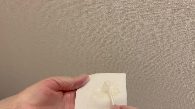 軟膏をガーゼに塗る手元