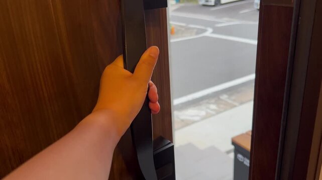 玄関を開ける手元