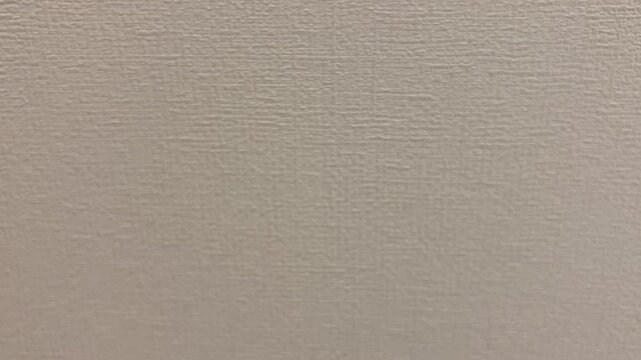 医療用のテープを切る手元