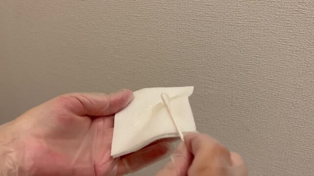 軟膏をガーゼに塗る手元