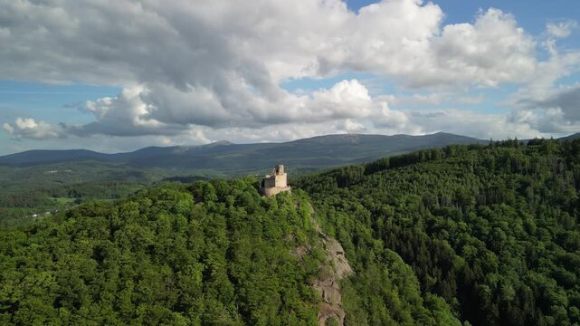 Zamek Chojnik - Polska - zamek położony na szczycie g&oacute;ry Chojnik. Piękne widoki na Karkonosze, Śnieżke i niesamowite lasy nagrane dronem. G&oacute;ry, lasy, Karkonosze, piękne widoki