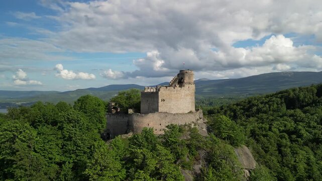 Zamek Chojnik - Polska - zamek położony na szczycie g&oacute;ry Chojnik. Piękne widoki na Karkonosze, Śnieżke i niesamowite lasy nagrane dronem. G&oacute;ry, lasy, Karkonosze, piękne widoki