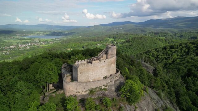 Zamek Chojnik - Polska - zamek położony na szczycie g&oacute;ry Chojnik. Piękne widoki na Karkonosze, Śnieżke i niesamowite lasy nagrane dronem. G&oacute;ry, lasy, Karkonosze, piękne widoki