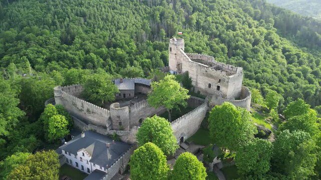 Zamek Chojnik - Polska - zamek położony na szczycie g&oacute;ry Chojnik. Piękne widoki na Karkonosze, Śnieżke i niesamowite lasy nagrane dronem. G&oacute;ry, lasy, Karkonosze, piękne widoki