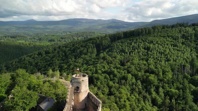 Zamek Chojnik - Polska - zamek położony na szczycie g&oacute;ry Chojnik. Piękne widoki na Karkonosze, Śnieżke i niesamowite lasy nagrane dronem. G&oacute;ry, lasy, Karkonosze, piękne widoki