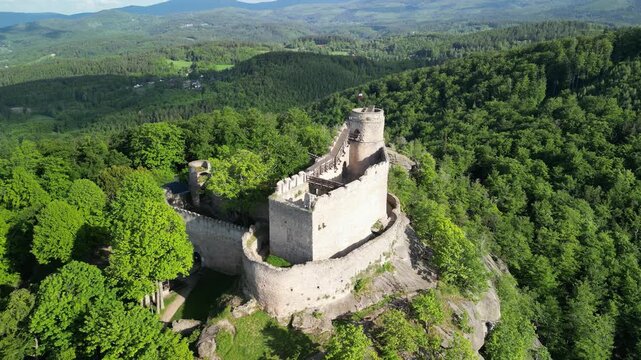 Zamek Chojnik - Polska - zamek położony na szczycie g&oacute;ry Chojnik. Piękne widoki na Karkonosze, Śnieżke i niesamowite lasy nagrane dronem. G&oacute;ry, lasy, Karkonosze, piękne widoki