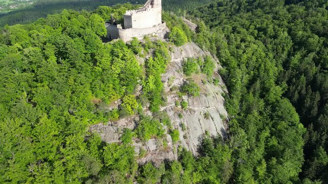 G&oacute;ra Chojnik - Polska - Piękne widoki na Karkonosze, Śnieżke i niesamowite lasy nagrane dronem. G&oacute;ry, lasy, Karkonosze, piękne widoki