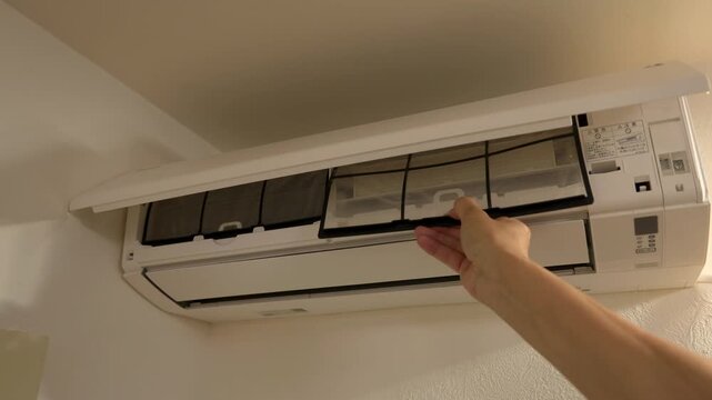 エアコンの汚れたフィルターを取り外し