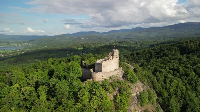 G&oacute;ra Chojnik - Polska - Piękne widoki na Karkonosze, Śnieżke i niesamowite lasy nagrane dronem. G&oacute;ry, lasy, Karkonosze, piękne widoki