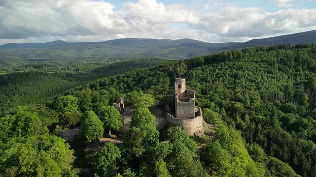 G&oacute;ra Chojnik - Polska - Piękne widoki na Karkonosze, Śnieżke i niesamowite lasy nagrane dronem. G&oacute;ry, lasy, Karkonosze, piękne widoki
