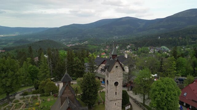 Świątynia Wang Karpacz - Polska - panorama Karkonoszy, miasta Karpacz i kościoła nagrana dronem, ujęcia z powietrza. Świątynia, g&oacute;ry, lasy, miasto
