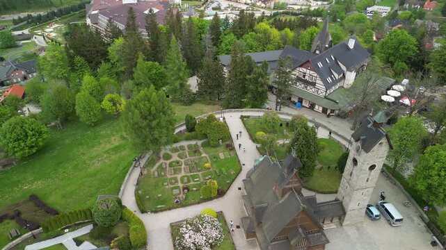 Świątynia Wang Karpacz - Polska - panorama Karkonoszy, miasta Karpacz i kościoła nagrana dronem, ujęcia z powietrza. Świątynia, g&oacute;ry, lasy, miasto