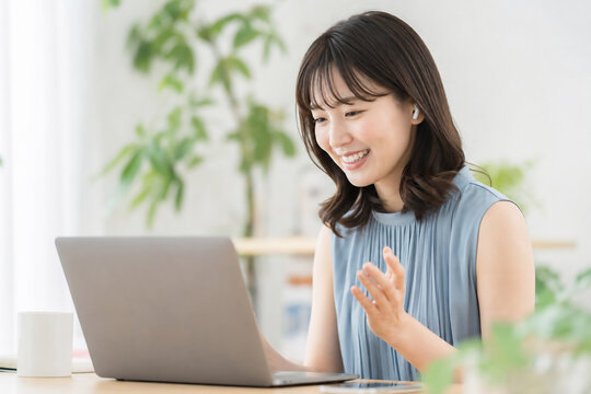 オンライン会議をする笑顔の女性