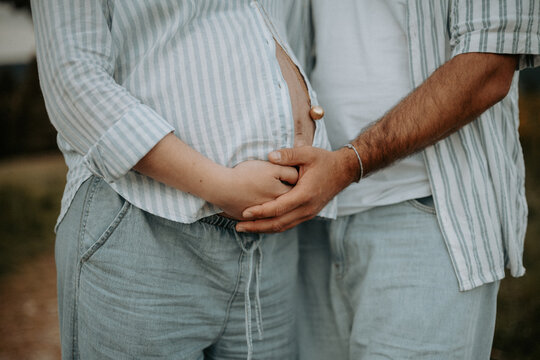 Couple attendant un b&eacute;b&eacute; avec mains sur ventre de grossesse