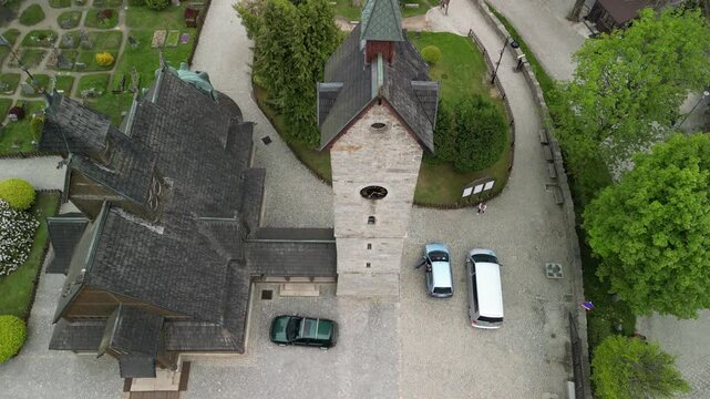 Świątynia Wang Karpacz - Polska - panorama Karkonoszy, miasta Karpacz i kościoła nagrana dronem, ujęcia z powietrza. Świątynia, g&oacute;ry, lasy, miasto
