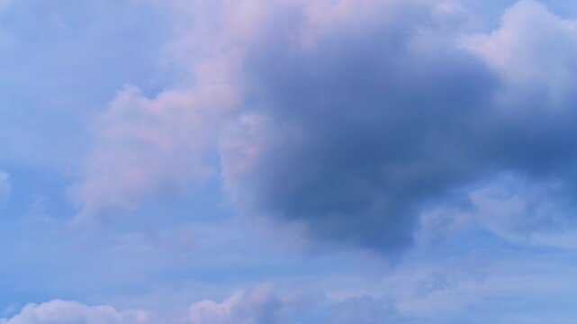 暗い雲から広がる鮮やかな青空と流れる白雲