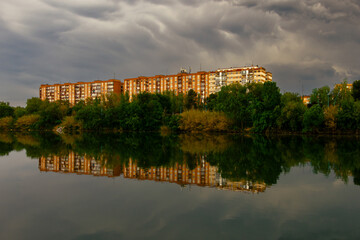 Obraz premium arno river in floebro river in Zaragoza 