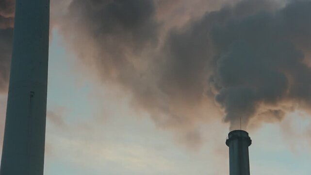 煙突 煙 朝日 工場 地球環境 SDGs 大気汚染 温暖化 工業地帯 背景素材