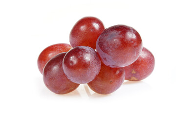 Grapes are very fresh on a white background. © pdm