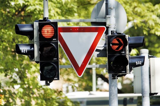 Traffik lights and sign " to give way " " to yield right of way " at crossing