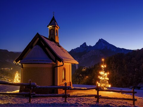 Chapel of the Beatitudes, also: Kirchleitnkapelle am Lockstein with illuminated Christmas tree in winter at night, Watzmann in the background, Berchtesgaden, Berchtesgadener Land, Upper Bavaria, Bavaria, Germany