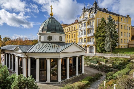 Cross Spring Pavilion on the spa promenade, Mari&aacute;nsk&eacute; L&aacute;zně, West Bohemian Spa Triangle, Karlovy Vary Region, Bohemia, Czech Republic, UNESCO World Heritage Site