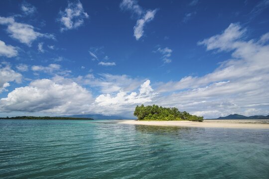 Turquoise water and white sand beach, White island, Buka, Bougainville, Papua New Guinea