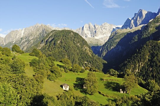 View from the mountain village of Soglio on Bondasca group with Sciora, Piz Cengalo and Piz Badile, hiking trail Via Bragaglia and Sentiero Panoramico, Val Bregaglia, Bergell Valley, Engadin, Grisons, Graubuenden, Switzerland, Europe