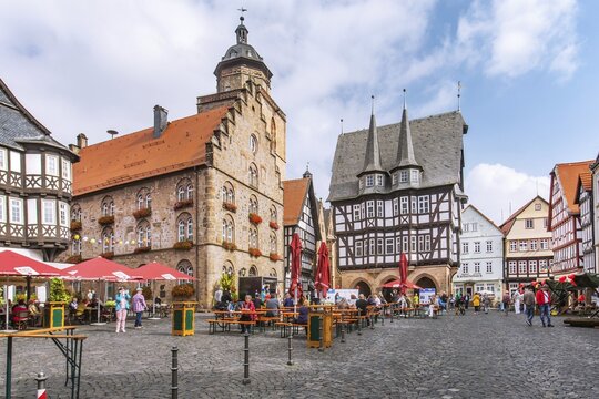 Market square with wine house, town hall, tower of the Walpurgis Church and half-timbered houses, Alsfeld, Vogelsberg, Kn&uuml;ll Mountains, Hesse, Germany