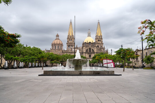 Catedral Metropolitana de Guadalajara y la Plaza de la Liberaci&oacute;n y su fuente de agua.
