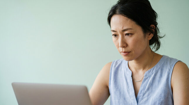 ノートPC作業に集中する日本人ビジネスウーマンを描いたフォトリアルなビジネス素材。
淡いミント背景と広い余白が、SNS広告や販促ビジュアルに最適。
自然光とパステルブルーの夏服が、爽やかで洗練された印象を演出。