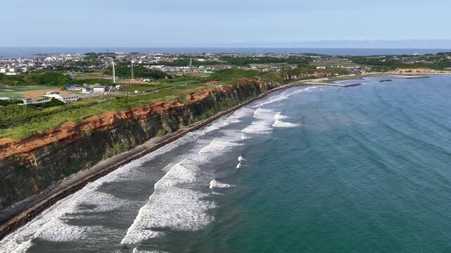 銚子・屏風ヶ浦の断崖海岸を前進上昇するドローン空撮映像