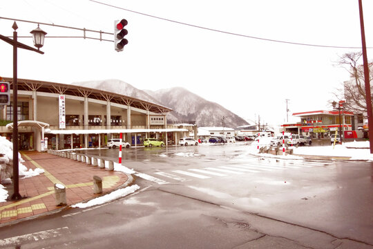 福島県会津市 - 2025年1月12日：厳しい冬の南会津の雪景色に覆われた会津田島街並み