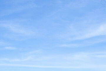 Naklejka premium Beautiful blue sky with white clouds on a sunny day background