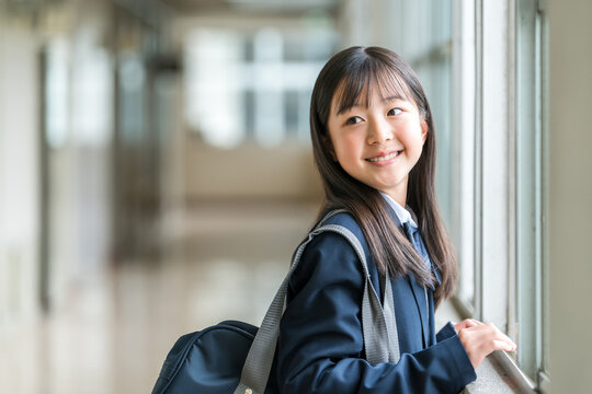 校舎の廊下で外を眺める制服姿の中学生,高校生,小学生,女子中学生,女子高生