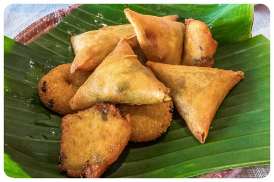 Samoussas, beignets et bonbons piment 