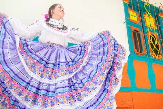 Colombian female dancer showing traditional costume