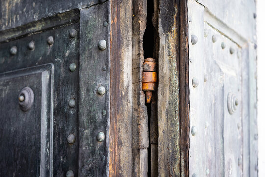 Antikes Scharnier &ndash; Detail einer historischen Holzt&uuml;r