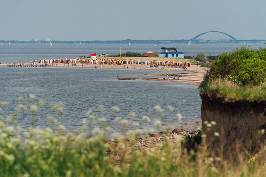 Beach at Heiligenhafen Steilk&uuml;ste with Fehmarnsund Bridge