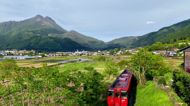 「豊後富士」とも称される美しい由布岳のふもと由布院駅へ向かう電車	