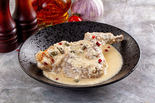 Roasted rabbit legs in cream sauce
