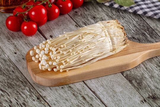 Raw organic fresh enoki mushrooms