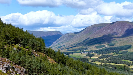 Obraz premium Scenic View of a Lush Mountain Valley in the Scottish Highlands