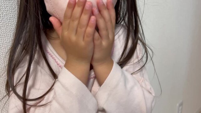 マスクをして咳をする子供